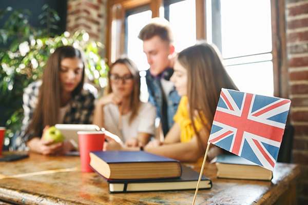 Englischflagge im Vordergrund, Schüler im Hintergrund